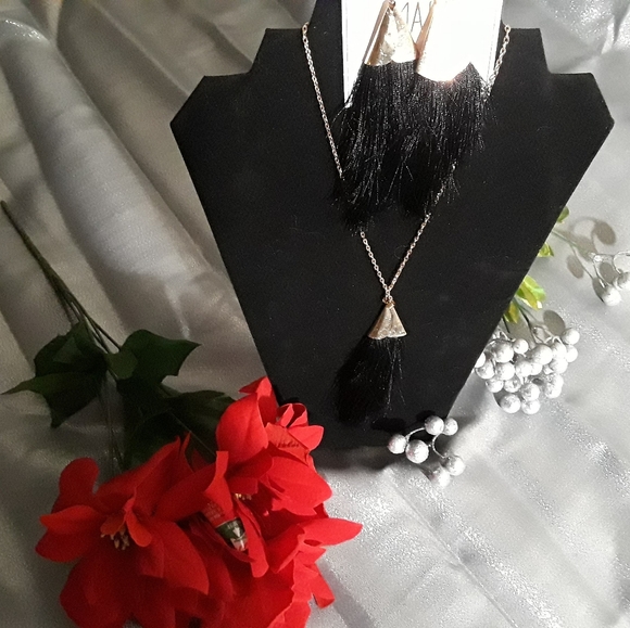 Elegant Black & Gold Fringe Necklace 22" - Picture 2 of 5